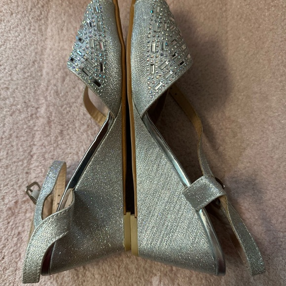 Bella Marie Silver Heeled Elegance - Picture 3 of 8